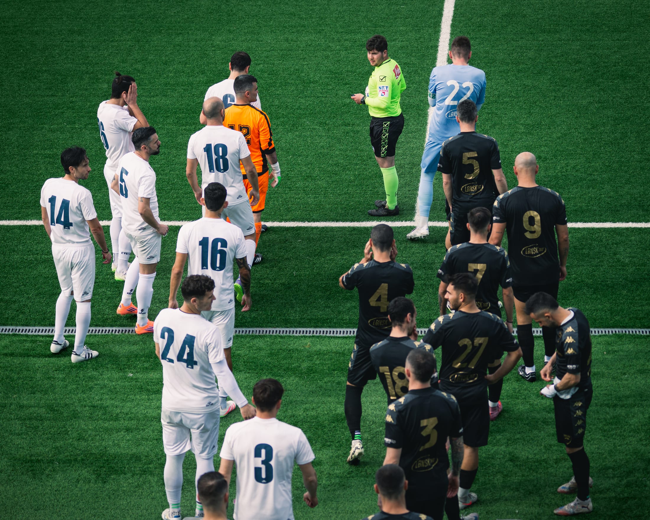 La squadra del Tavolara Calcio in campo